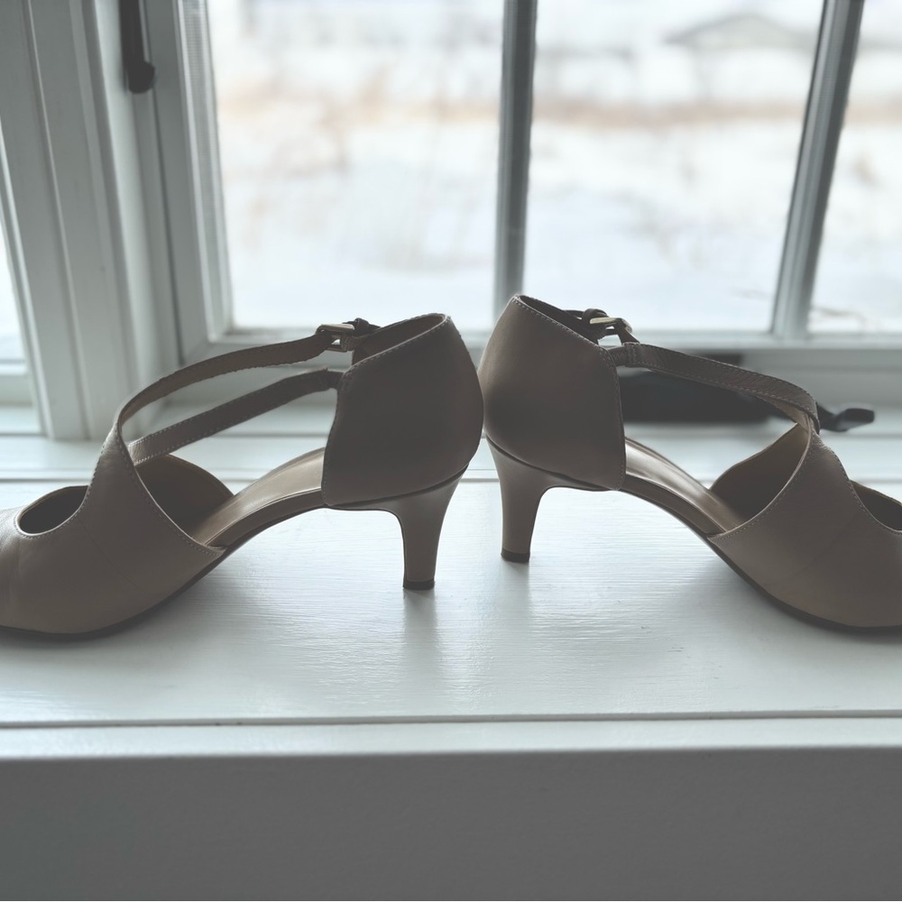Leather Naturalizer Heels - Picture 4 of 10